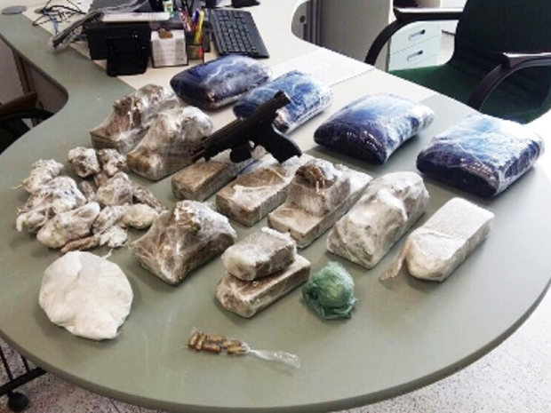 No total, foram apreendidos 12,2 quilos de drogas - sendo 4,5 kg de maconha tipo skunk (um tipo de maior qualidade), 7,2 kg de maconha prensada e 565 gramas de pó branco (Foto: SSPDS/Divulgação) No total, foram apreendidos 12,2 quilos de drogas - sendo 4,5 kg de maconha tipo skunk (um tipo de maior qualidade), 7,2 kg de maconha prensada e 565 gramas de pó branco (Foto: SSPDS/Divulgação)