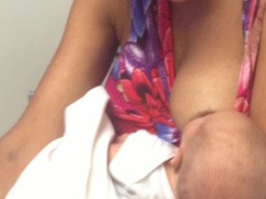 Bebê está amamentando normalmente, em Goiânia, Goiás (Foto: Reprodução/ Secretaria de Saúde de Goiânia)