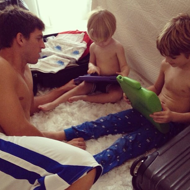 Amaury Nunes e os filhos de Dani Winits (Foto: Instagram/Reprodução)