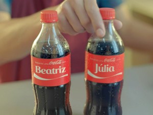 Campanha da Coca-Cola traz nomes e apelidos impressos nos rótulos das embalagens (Foto: Reprodução/Coca-Cola)