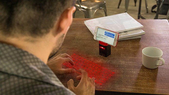 Periférico projeta teclado virtual ou piano e funciona como carregador portátil (Foto: Reprodução/Kickstarter)