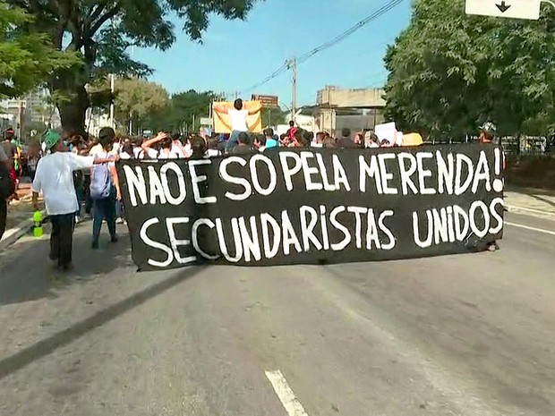 Alunos caminham pela Avenida Tiradentes durante protesto contra a falta de merenda em SP (Foto: Reprodução/GloboNews)