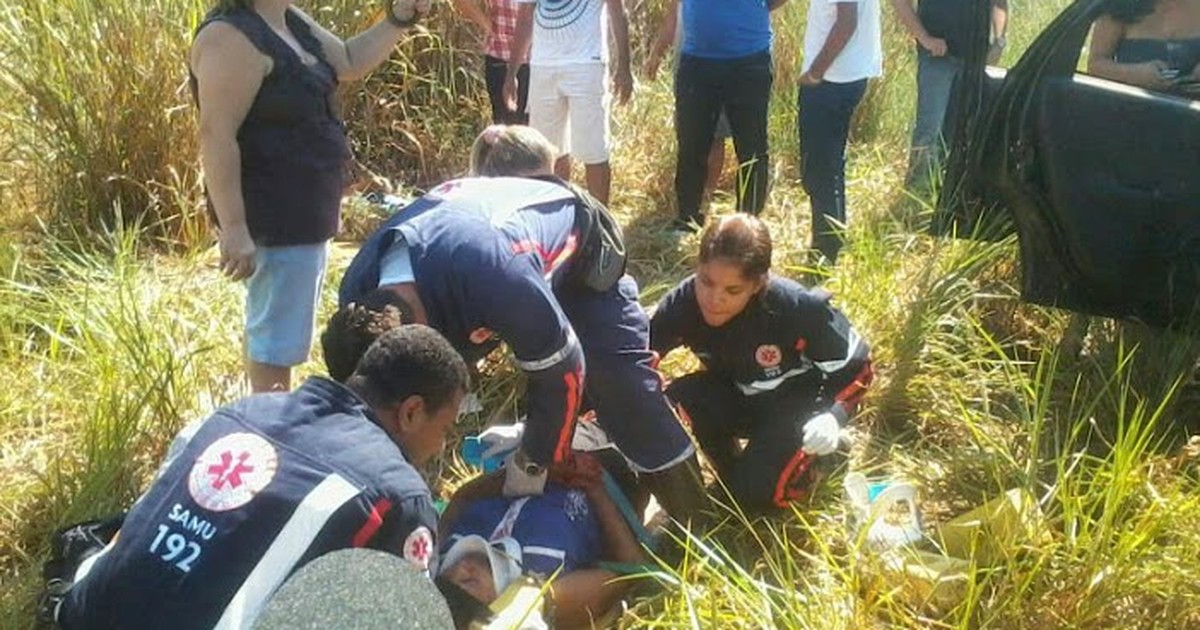 G1 Carro capota e deixa três feridos na saída de Valadares para