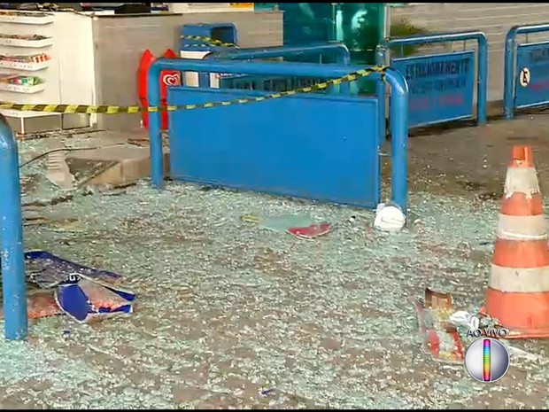 Vidros da loja de conveniência ficaram destruídos (Foto: Reprodução/Inter TV Cabugi)