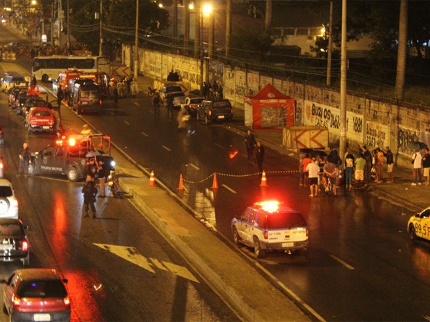A Avenida Brasil fechada para o trânsito com o ônius parado (Foto: Luiz Souza)