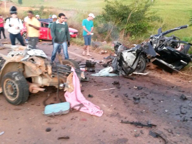 Carros ficaram destruídos após acidente em rodovia. (Foto: Alécio Ricardo Souza/ Arquivo pessoal)