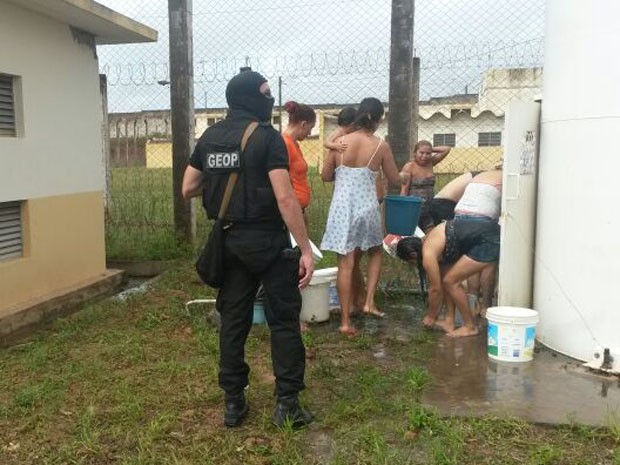 Detentas enchem baldes com água em Pedrinhas (Foto: Douglas Pinto / TV Mirante)