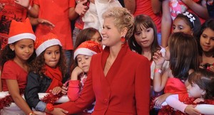 Nos bastidores de Especial de Natal, Xuxa dá recado: ‘Saúde e amor'