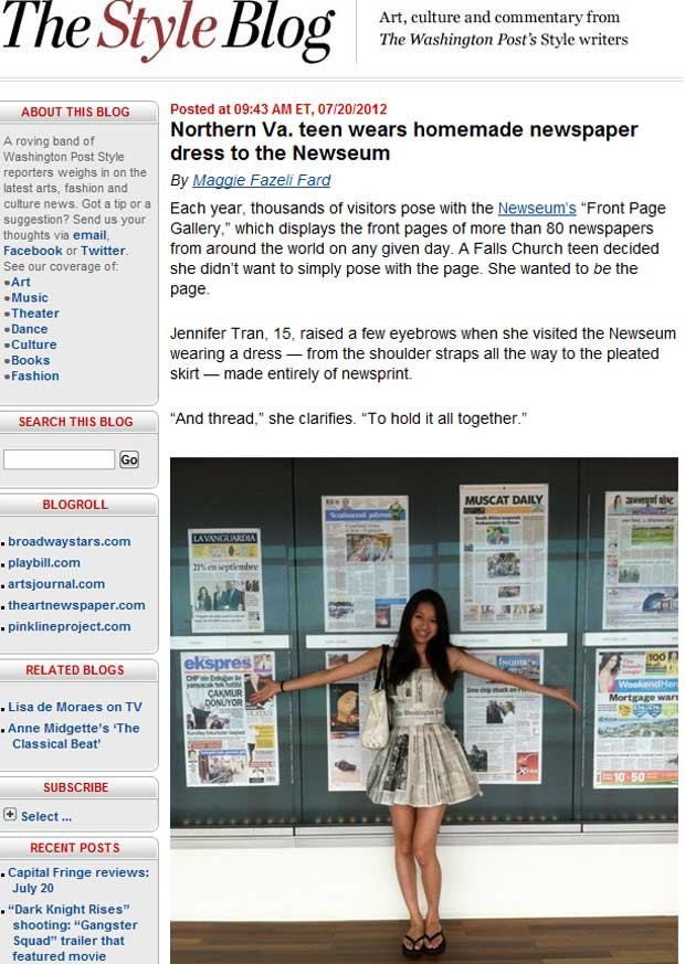 A estudante Jenifer Tran, em frente a capas de jornal e vestindo uma roupa de jornal (Foto: Reprodução)