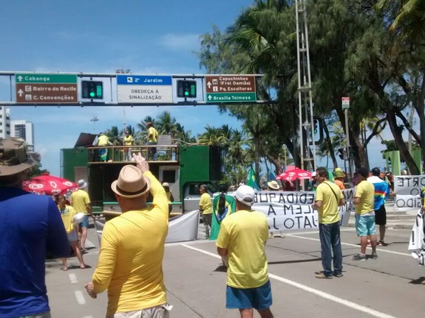 Ato de apoio à Operação Lava Jato acorreu na Avenida Boa Viagem, na Zona Sul do Recife (Foto: Cláudia Ferreira/G1)