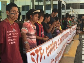 Indígenas protestam em Brasília contra indicação de outro general para presidente da Funai e pedem demarcação de terras (Foto: Alexandre Bastos/G1)