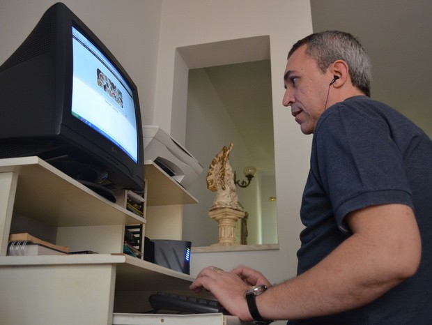 Deficiente visual se formou em Direito e usa computador adaptado para trabalhar (Foto: Luiz Felipe Leite/G1)