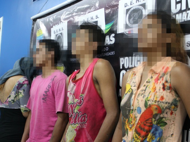 Irmãos suspeitos de esquartejar tia-avó foram detidos nesta terça-feira, em Manaus (Foto: Camila Henriques/G1 AM)