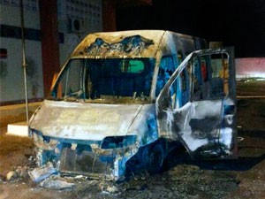 Ambulância do Corpo de Bombeiros em Pau dos Ferros também ficou completamente destruída (Foto: Heráclito Daniel)