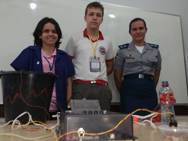 Ryan Balestieri ao lado das tutoras, Tenente PM Erika Ossuci e a tecnica em eletrotécnica Larissa França (Foto: Toni Francis/ G1) Ryan Balestieri ao lado das tutoras, Tenente PM Erika Ossuci e a tecnica em eletrotécnica Larissa França (Foto: Toni Francis/ G1)
