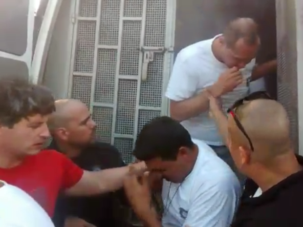 Servidores ficam trancados em camburão com gás lacrimogêneo (Foto: Reprodução)