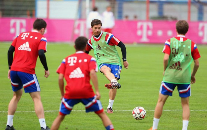 Xabi Alonso em treino do Bayern de Munique (Foto: Reprodução/ Facebook)