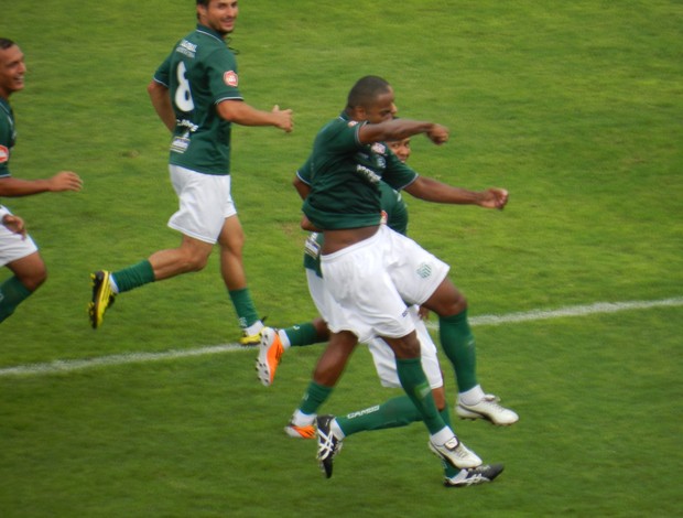 Fábio Fidelis comemora terceiro gol do Uberlândia em cima do líder Mamoré (Foto: Felipe Santos / GLOBOESPORTE.COM)