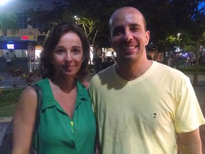 Casal acionou o Corpo de Bombeiros e ajudou a tirar os espectadores do cinema. (Foto: Cristina Boeckel/ G1)