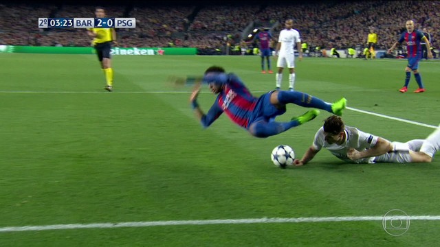 <p>
 Iniesta toca na &aacute;rea para Neymar, Meunier escorrega, derruba o brasileiro, o &aacute;rbitro demora, mas conversa com o juiz que fica atr&aacute;s do gol e marca o p&ecirc;nalti.</p>
