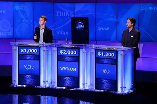 Em 2011, o supercomputador da IBM ganhou com grande vantagem dos americanos Ken Jennings e Brad Rutter, dois conhecidos vencedores do programa de TV 'Jeopardy' (Foto: Ben Hider/Getty Images)