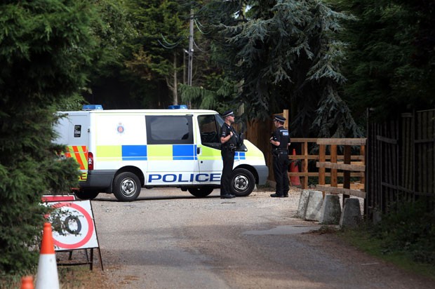 Policiais durante buscas ao suposto leão fugitivo nesta segunda-feira (27) na região britânica de Essex (Foto: AP)