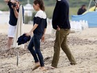 Ashton Kutcher e Mila Kunis passam dia em praia de Saint Tropez