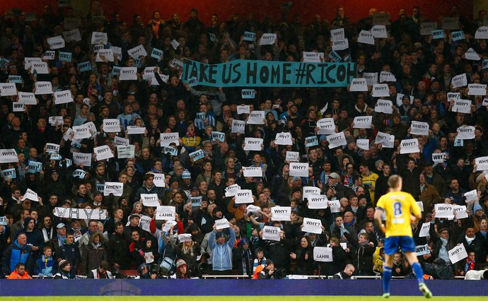 Protesto Torcida Coventry (Foto: Reuters)