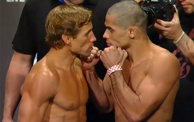Urijah Faber e Renan Barão pesagem UFC 149 (Foto: Reprodução/Combate)