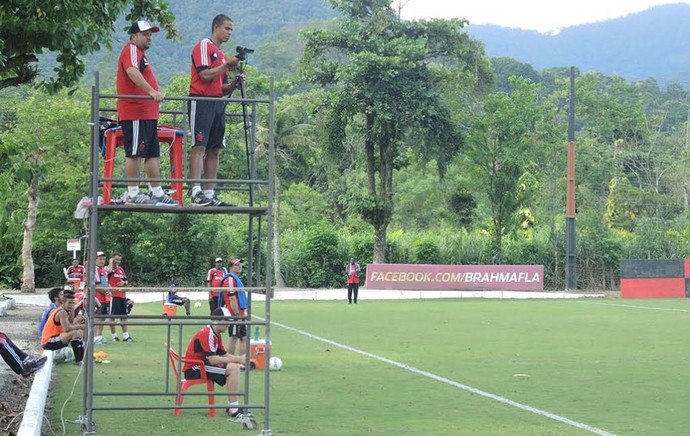 Analistas de desempenho filmam coletivo treino Flamengo (Foto: Cahê Mota)
