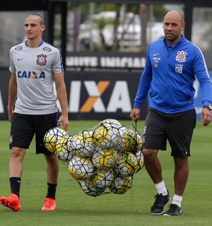 Sem Fagner, lateral-direito de 19 anos completa treinos do Timão; conheça