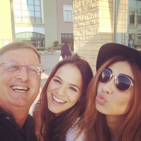 Uri Singer, Bruna Marquezine e Stéphannie Oliveira em Los Angeles, nos Estados Unidos (Foto: Instagram/ Reprodução)