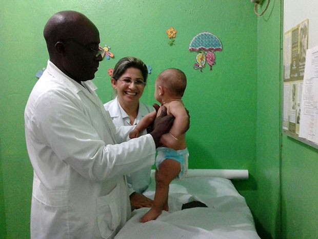 Raul Hernandez trabalha em São Miguel do Gostoso através do programa Mais Médicos (Foto: Karina Soares)