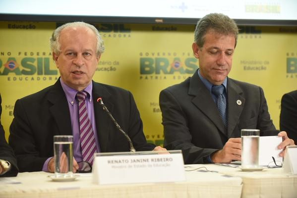 Os ministros da Educação (Janine Ribeiro) e da Saúde (Chioro) em coletiva sobre o Mais Médicos (Foto: Divulgação/MEC)