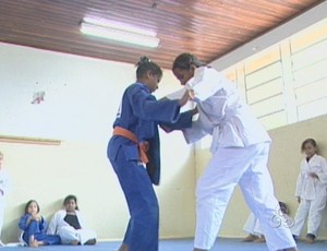 As judocas Amanda e Naiara, destaque da turma (Foto: Reprodução/TV Cacoal)