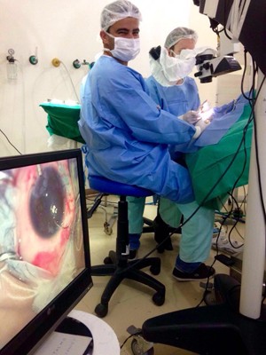 Telão mostra detalhes do olho da jovem durante a cirurgia (Foto: Alexandre Xavier da Costa/Arquivo Pessoal)