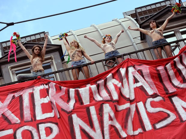 Mulheres do grupo feminista Femen erguem faixas contra conservadores (Foto: Miguel Medina/AFP)