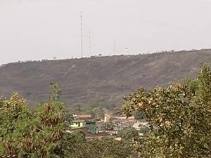 Corpos das vÃ­timas foram encontrados na Serra das Areias, em Aparecida de GoiÃ¢nia (Foto: ReproduÃ§Ã£o/TV Anhanguera)