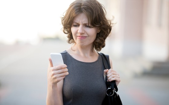 Cliente usa telefone celular. As operadoras de telefonia são uma das categorias com pior avaliação dos consumidores (Foto: Thinkstock Getty Images.)