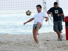 De sunga, Marcelo Serrado joga futevôlei no Rio