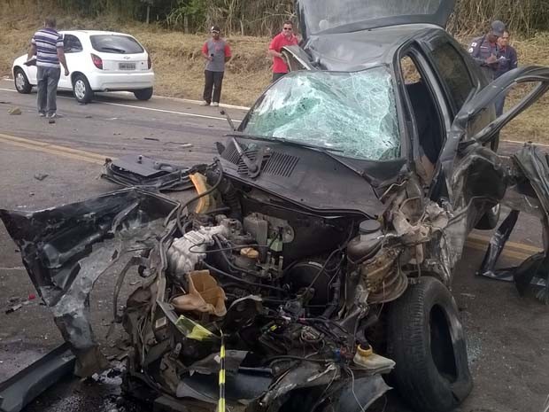 Segundo primeiras informações, ambulância bateu de frente com carro (Foto: Corpo de Bombeiros)