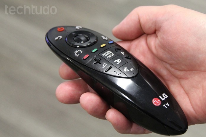 Controle do sistema da LG tem scroll e zoom (Foto: Isadora Díaz/TechTudo)