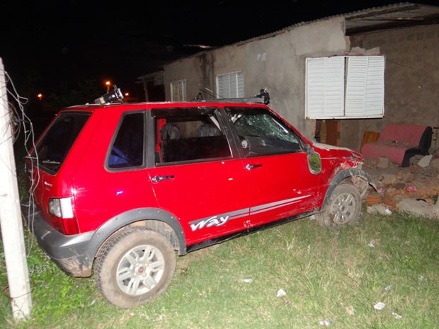Carro perde o controle e bate em casa na cidade de Luis Eduardo Magalhães (Foto: Blog do Sigi Vilares)