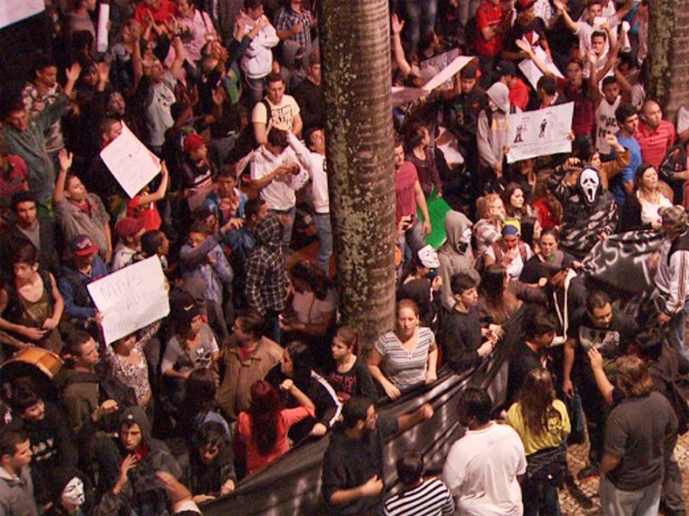 Manifestantes em frente à Câmara de Sumaré (Foto: Reprodução / EPTV)