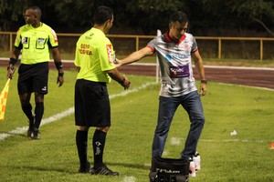 Assim como o técnico do São Francisco-PA, Fábio Luiz de Andrade também foi expulso por reclamação (Foto: Ivonisio Júnior)