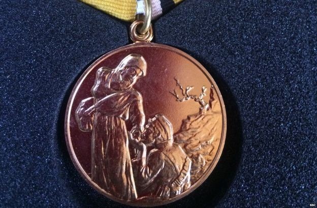 Ferozah recebeu a medalha Malali em reconhecimento ao seu trabalho  (Foto: BBC)