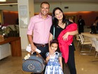 Luciele di Camargo deixa a maternidade em SP com o filho