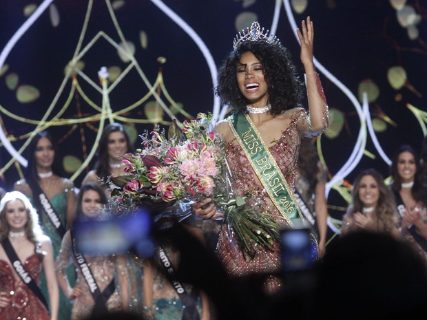 Raissa Santana, do Paraná, recebe a coroa de Miss Brasil 2016 em São Paulo (Foto: Celso Tavares/ EGO)