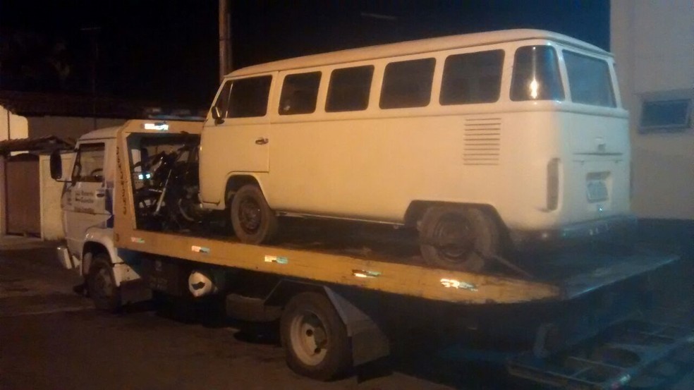 Criminosos pararam carro usado na fuga em frente a esconderijo (Foto: Divulgação/Polícia Militar)