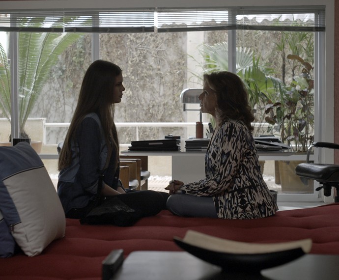 Angel e Fanny conversam sobre Alex (Foto: TV Globo) Angel e Fanny conversam sobre Alex (Foto: TV Globo)